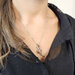 Ciondolo Abbraccio "Passione" con Diamante Blu foto indossata