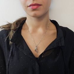 Ciondolo Abbraccio "Passione" con Diamante Blu foto indossata