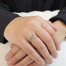 Anello Trilogy in Oro Bianco e Diamanti a tre fili foto indossata