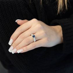Anello Solitario Zaffiro Ovale e Diamanti Baguette