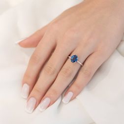 Anello Solitario con Zaffiro Ovale e 4 Diamanti foto indossata
