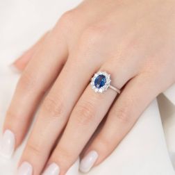 Anello Kate con Zaffiro Blu 6x8mm e 12 Diamanti foto indossata