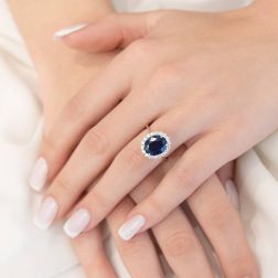 Anello Kate con Zaffiro 11x9mm e Diamanti in Oro Bianco foto indossata