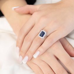 Anello Kate con Zaffiro Ottagonale 10x7mm e Diamanti foto indossata