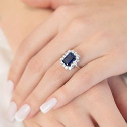 Anello Kate con Zaffiro Ottagonale 10x7mm e Diamanti foto indossata