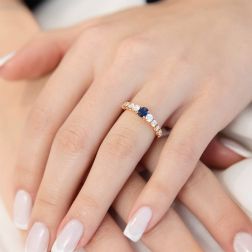 Solitario Contornato Veretta Scalare Zaffiro e Diamanti Oro Rosa foto indossata