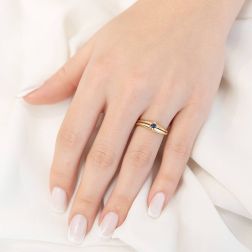 Anello Solitario Zaffiro Doppia Fascia in Oro Giallo foto indossata