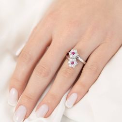 Anello Doppio Fiore Diamanti e Rubini foto indossata
