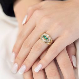 Anello Fascia 3 Smeraldi con contorno Navetta di Diamanti foto indossata