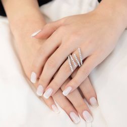 Anello Contrariè Tennis di Diamanti in Oro Bianco foto indossata