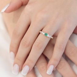 Anello Solitario contornato Smeraldo e Diamanti Oro Rosa foto indossata