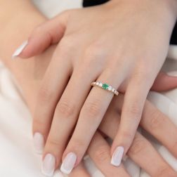 Anello Solitario contornato Smeraldo e Diamanti Oro Rosa foto indossata