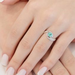 Anello Solitario Contrarié con Smeraldo e Diamanti Oro Bianco foto indossata