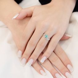 Anello Solitario Contrarié con Smeraldo e Diamanti Oro Bianco foto indossata