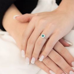 Solitario con Fiore in Smeraldo e 8 Diamanti Oro Bianco foto indossata
