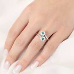 Anello Doppio Fiore Diamanti e Smeraldi foto indossata