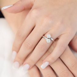 Anello Doppio Fiore Piccolo Diamanti in Oro Bianco foto indossata
