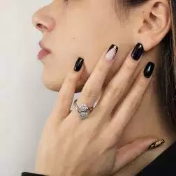 Anello Doppio Fiore Grande Diamanti in Oro Bianco foto indossata