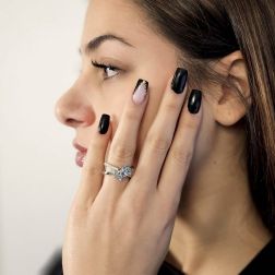 Anello 2 Stelle Diamanti e Diamanti Blu su Oro Bianco foto indossata