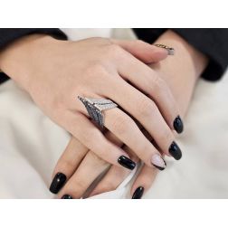 Anello Freccia pavè Zaffiri Blu e Diamanti Oro Bianco foto indossata