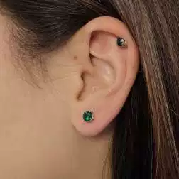 Orecchini Punto Luce Zircone Verde 5mm su Oro Bianco foto indossata