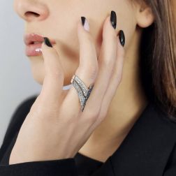 Anello Freccia pavè Zaffiri Blu e Diamanti Oro Bianco foto indossata