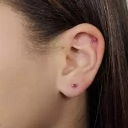 Orecchini Punto Luce Zircone Rosso 3mm su Oro Giallo foto indossata
