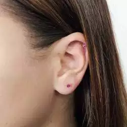 Orecchini Punto Luce Zircone Rosso 3.5mm su Oro Giallo foto indossata