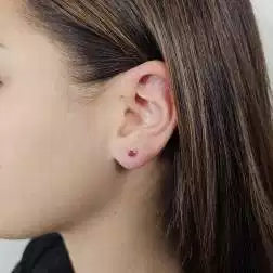 Orecchini Punto Luce Zircone Rosso 3.5mm su Oro Giallo foto indossata