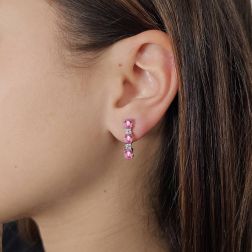 Orecchini Trilogy Zaffiri Rosa e Diamanti foto indossata