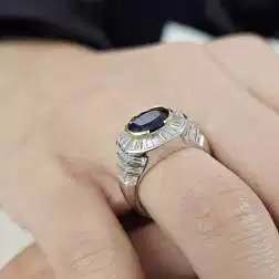 Anello fascia Art Déco con Zaffiro e Diamanti Oro Bianco foto indossata