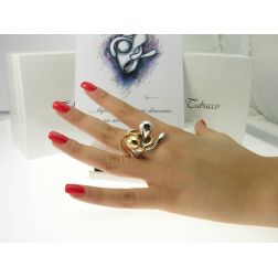Photo of worn Ring The Hug Rose and White Gold