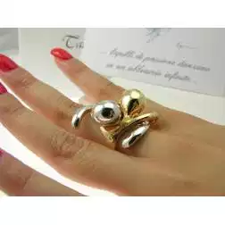 Anello L'Abbraccio Oro Rosa e Bianco foto indossata