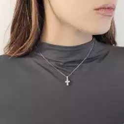 Ciondolo Croce con Diamanti - Larghezza 8.3mm foto indossata