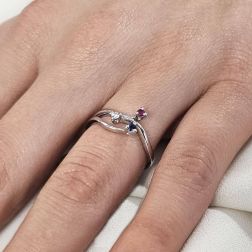 Anello Trilogy tre fili con Zaffiro Rubini e Diamanti foto indossata
