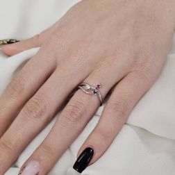 Anello Trilogy tre fili con Zaffiro Rubini e Diamanti foto indossata
