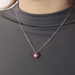 Girocollo Fiore con Diamante 0.29ct e Rubini in Oro Bianco foto indossata