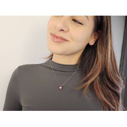 Girocollo Fiore con Diamante 0.29ct e Rubini in Oro Bianco foto indossata