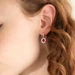Orecchini Kate Rubino 6x5mm e 38 Diamanti foto indossata