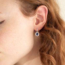 Orecchini Kate Zaffiro Blu 7x5mm e 32 Diamanti foto indossata