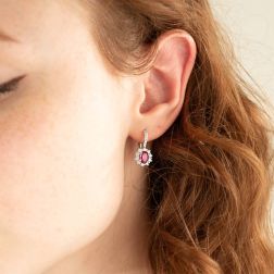 Orecchini Kate Rubino 7x5mm e 34 Diamanti foto indossata