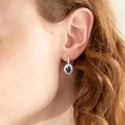 Orecchini Kate Zaffiro Blu 8x6mm e 36 Diamanti foto indossata