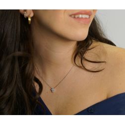 Collana con croce 6 diamanti - Larghezza 8.3mm foto indossata