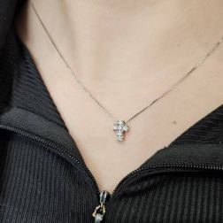 Collana con croce 6 diamanti - Larghezza 6.7mm foto indossata