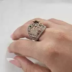 Anello Design Stella e Cuore con Diamanti e Zaffiri Blu foto indossata