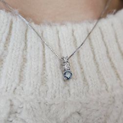 Girocollo Trilogy scalare con Diamante Blu foto indossata