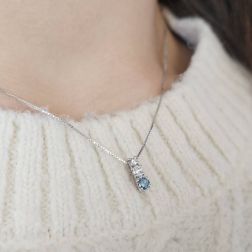 Girocollo Trilogy scalare con Diamante Blu foto indossata