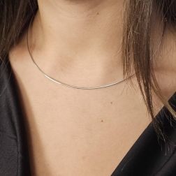 Girocollo Rigido con snodi spessore 1mm Oro Bianco foto indossata