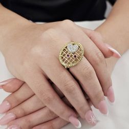Foto Indossata Anello Design a rete con Diamanti Rubini e Zaffiri in Oro Giallo foto indossata
