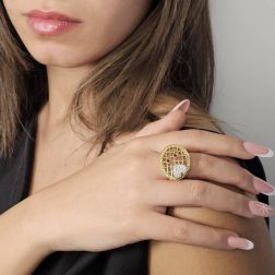 Foto Indossata Anello Design a rete con Diamanti Rubini e Zaffiri in Oro Giallo foto indossata